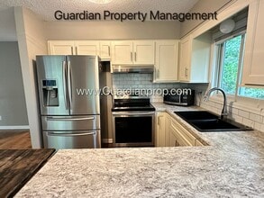 9950 Buckingham Dr in Eden Prairie, MN - Building Photo - Building Photo
