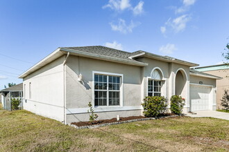 1828 SW 4th Ave in Cape Coral, FL - Building Photo - Building Photo