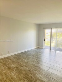 5201 Geneva Way, Unit 304 in Doral, FL - Building Photo - Building Photo