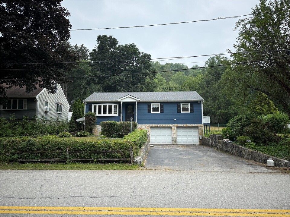 102 Putnam Rd in Cortlandt Manor, NY - Building Photo