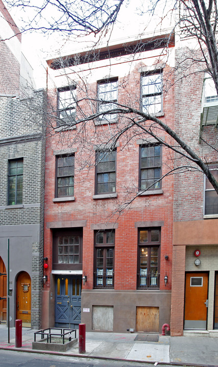 21 Cornelia St in New York, NY - Building Photo