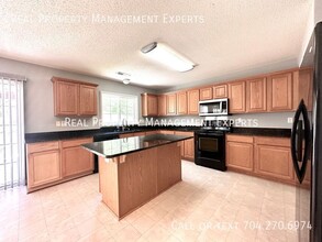 10834 Glenluce Ave in Charlotte, NC - Foto de edificio - Building Photo
