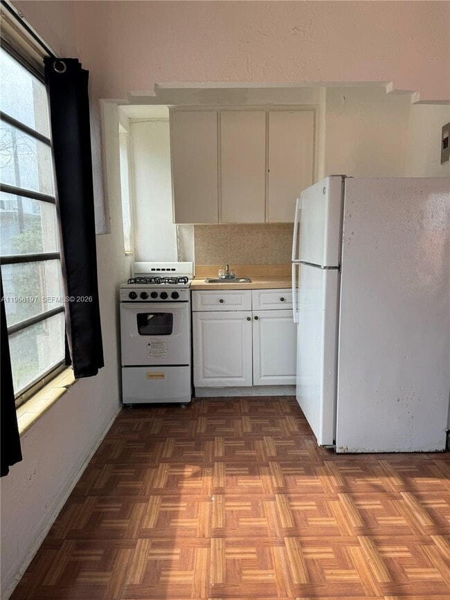 825 Alton Rd in Miami Beach, FL - Foto de edificio - Building Photo