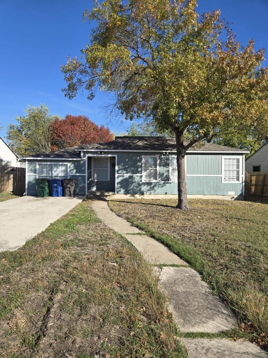 527 W Mariposa Dr in San Antonio, TX - Building Photo