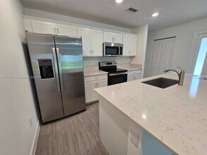 6001 Woods Edge Cir in Riviera Beach, FL - Building Photo - Building Photo