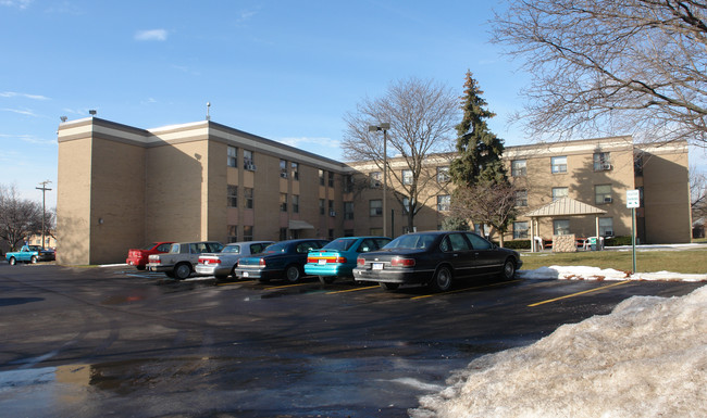 Erin Manor Apartments in Eastpointe, MI - Building Photo - Building Photo