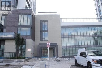 715 Davis Dr in Newmarket, ON - Building Photo - Building Photo