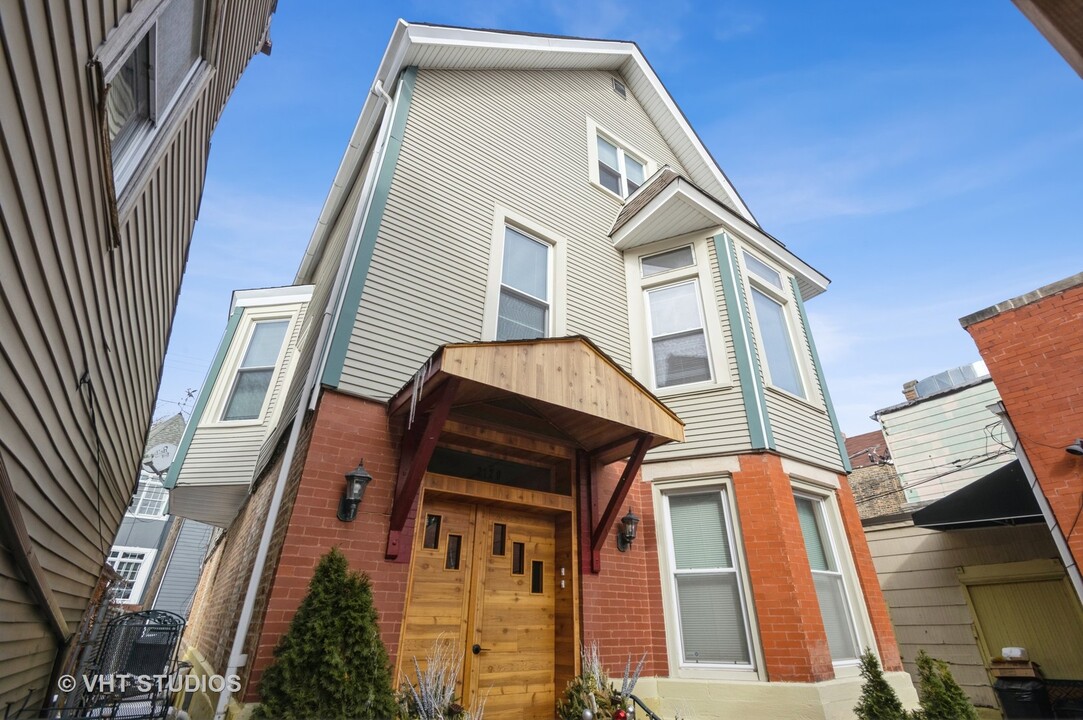 2120 W Roscoe St in Chicago, IL - Foto de edificio