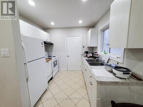 11 Northfield Rd in Toronto, ON - Building Photo - Building Photo