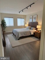 200 Lombard St in Philadelphia, PA - Building Photo