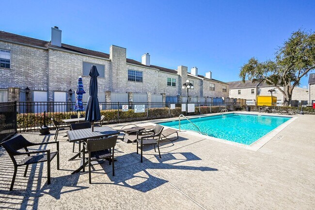 338 Wilcrest Dr in Houston, TX - Building Photo - Building Photo