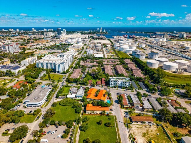 VC Miami Rd. LLC in Fort Lauderdale, FL - Building Photo - Building Photo