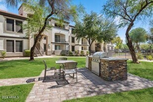 15801 S 48th St in Phoenix, AZ - Building Photo