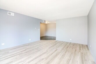 16 Kingery Quarter in Willowbrook, IL - Building Photo - Building Photo