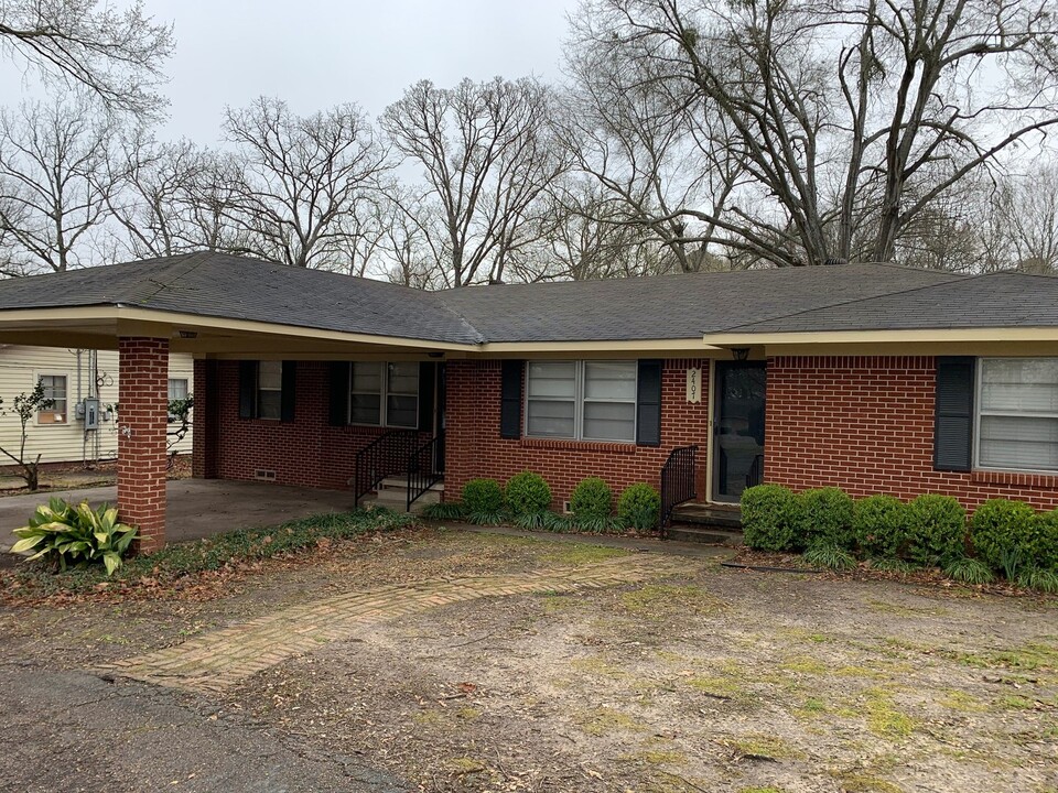 2407 East George Richey Road in Longview, TX - Building Photo