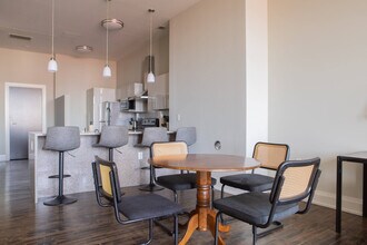 225 E Michigan St in Milwaukee, WI - Foto de edificio - Building Photo