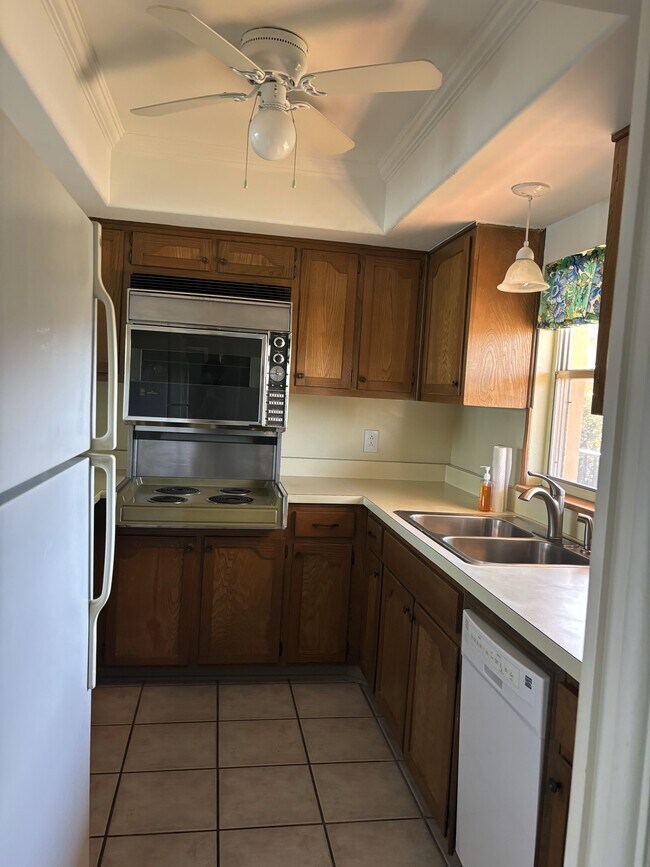 5020 Brittany Dr S, Unit 212 in St. Petersburg, FL - Building Photo - Building Photo