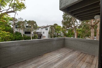 8740 Villa La Jolla Dr in San Diego, CA - Building Photo - Building Photo