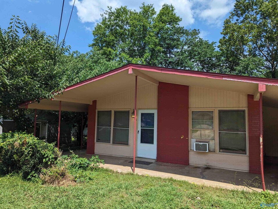 2106 Griffith Dr NW in Huntsville, AL - Building Photo
