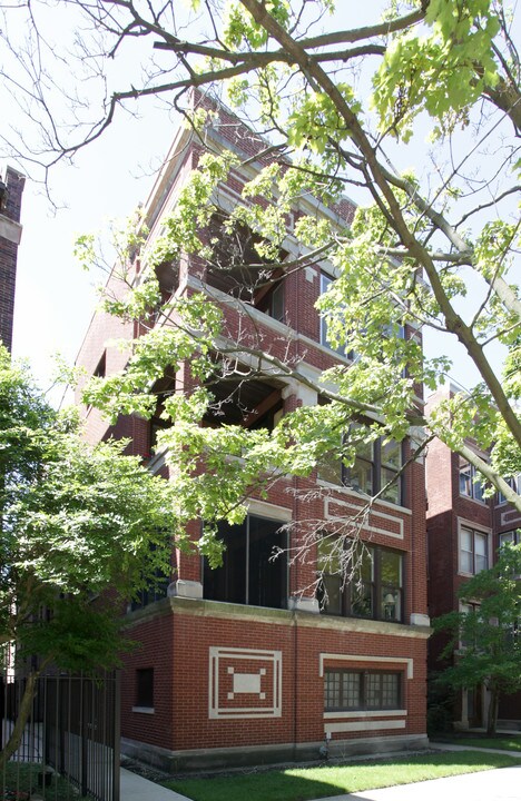 1023 E Hyde Park Blvd in Chicago, IL - Building Photo