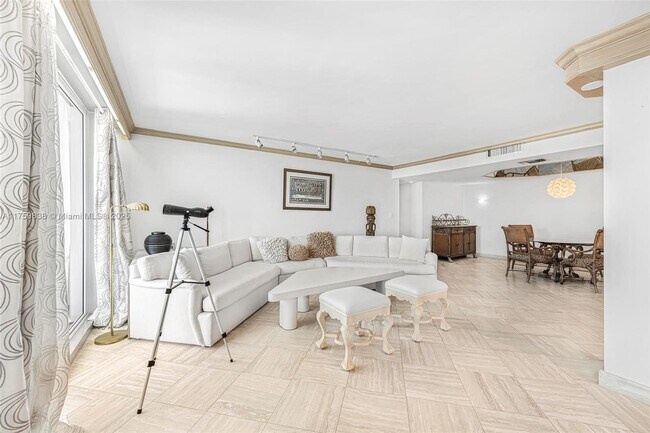 1890 S Ocean Dr in Hallandale Beach, FL - Building Photo - Building Photo
