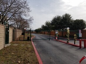 335 Harmony Ct in San Antonio, TX - Building Photo - Building Photo