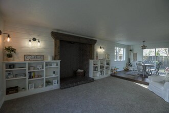 1555 SW Gilson Ct in McMinnville, OR - Foto de edificio - Building Photo