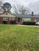 11 Markham Dr in Hampton, VA - Building Photo