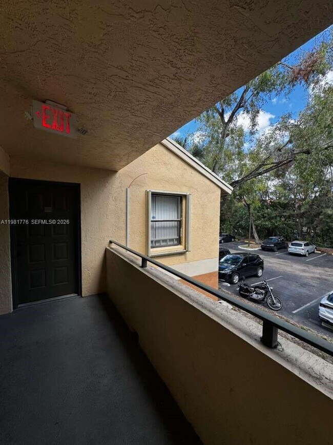 9999 Summerbreeze Dr in Sunrise, FL - Building Photo - Building Photo