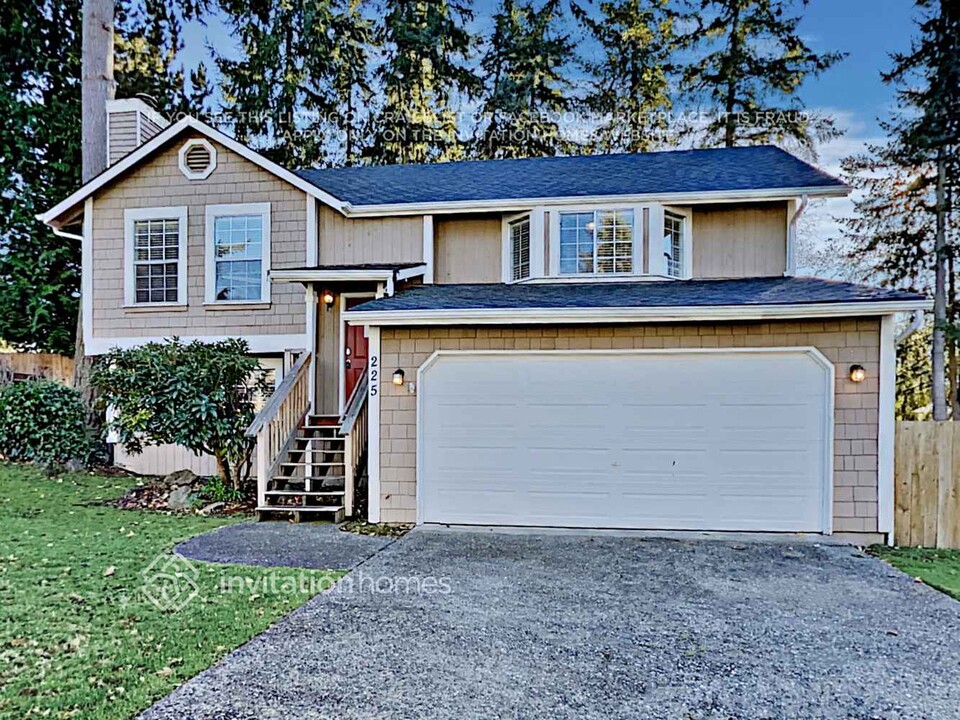 225 S 316th Pl in Federal Way, WA - Building Photo