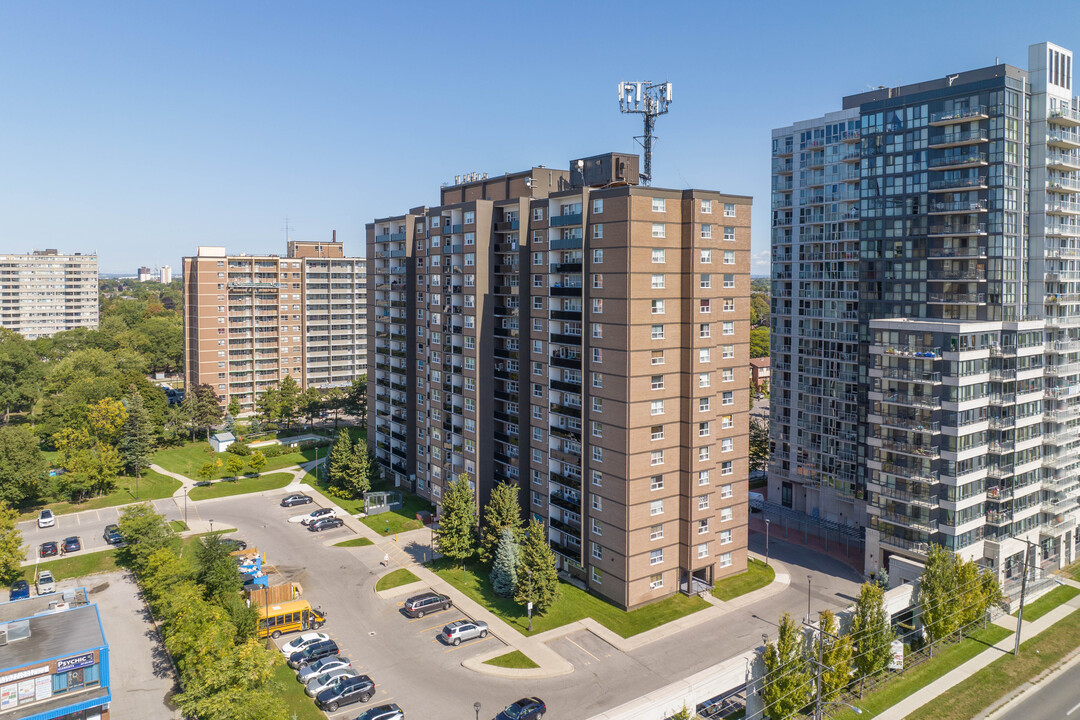 Verbana Apartments in Toronto, ON - Building Photo