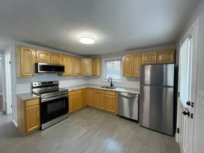 34 Monroe St in North Haven, CT - Building Photo - Building Photo