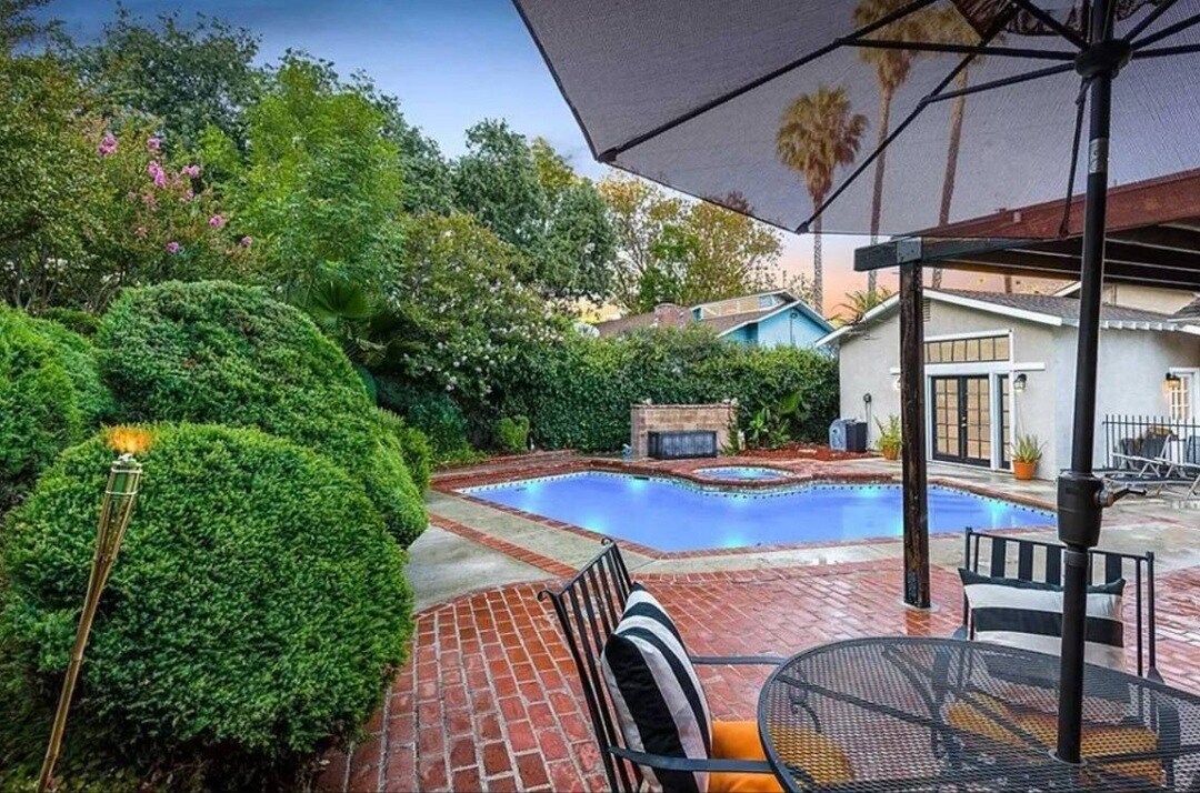10429 Wheatland Ave in Sunland, CA - Building Photo