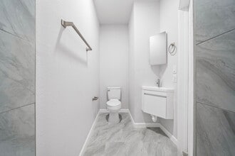 Oceanfront Lofts in Galveston, TX - Foto de edificio - Building Photo