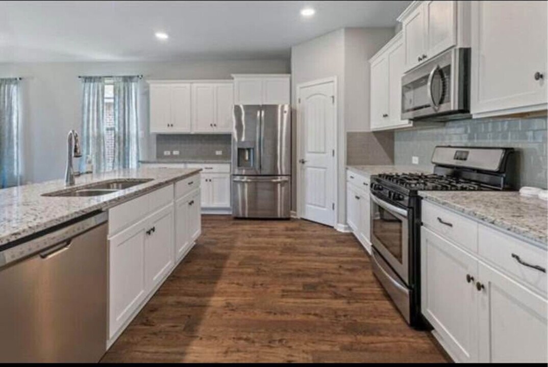 2245 N Lake Michele Cir in Lake Charles, LA - Building Photo
