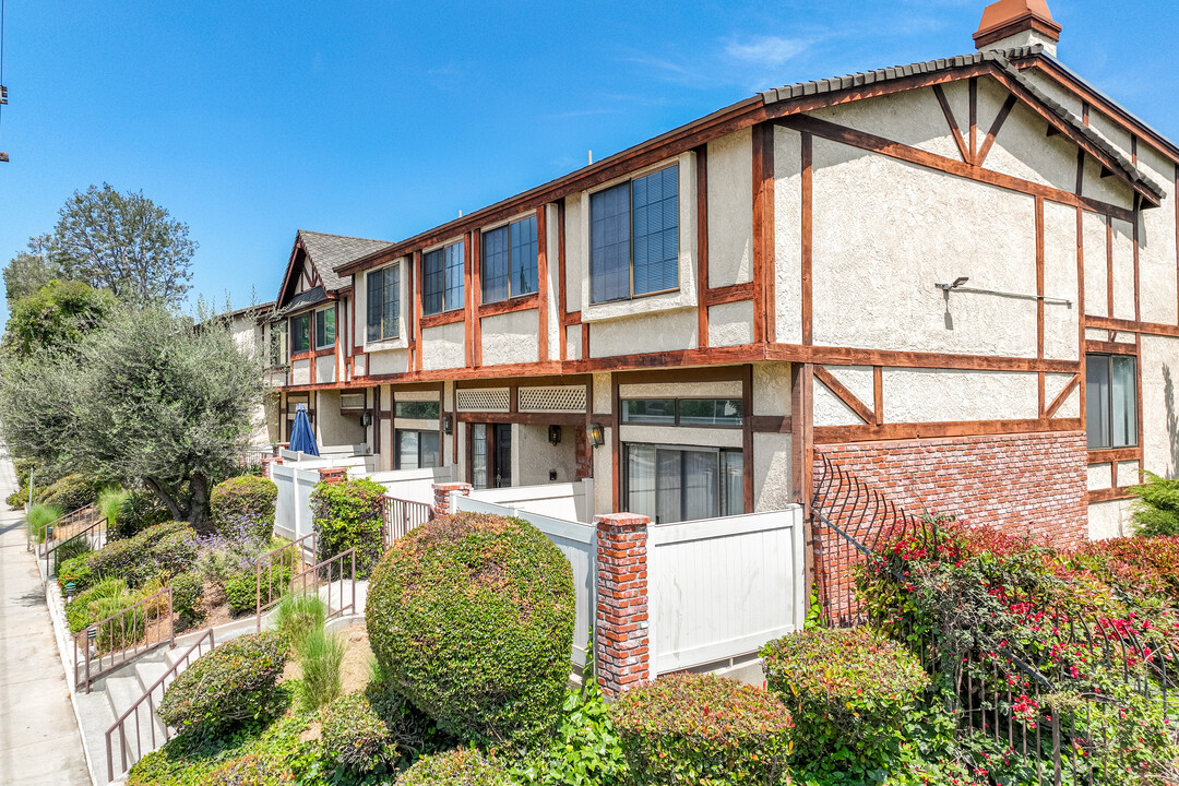 22525 Sherman Way in West Hills, CA - Building Photo