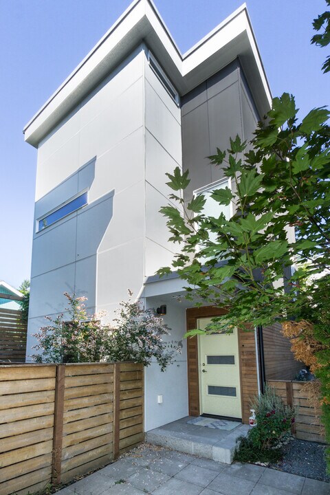 328 NW 41st St in Seattle, WA - Building Photo