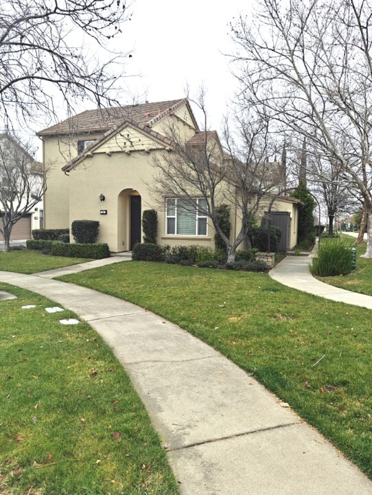 21 Villa Gardens Ct in Roseville, CA - Building Photo