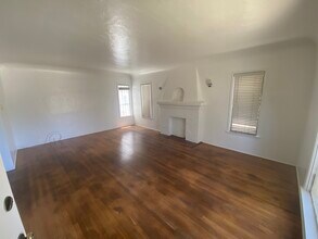 3016 W 43rd Plz, Unit 1 in Los Angeles, CA - Building Photo - Building Photo
