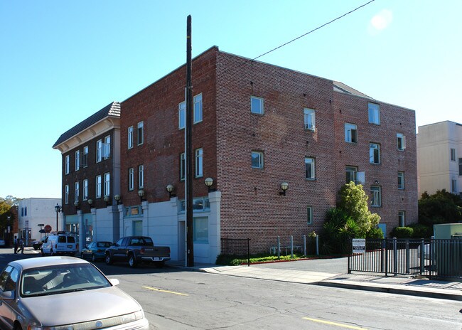 Riverhouse Hotel in Martinez, CA - Foto de edificio - Building Photo