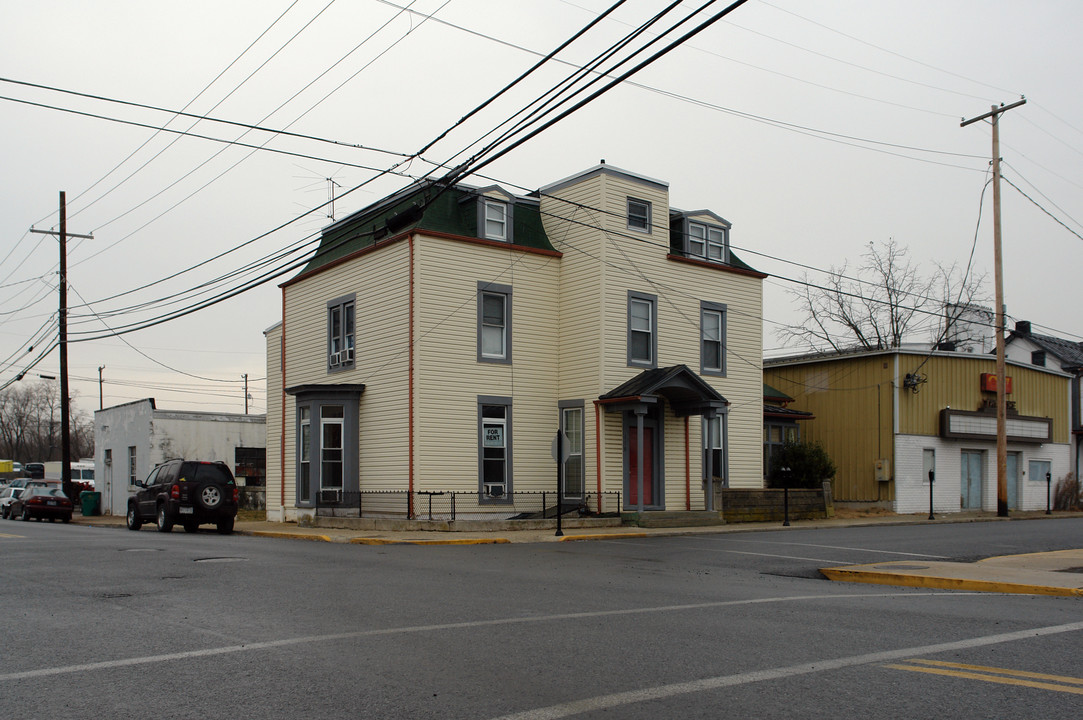 116 S Lawrence St in Charles Town, WV - Building Photo