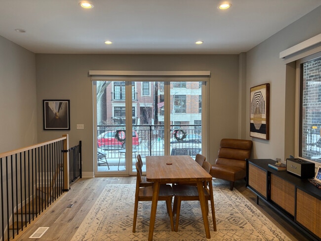 3341 N Sheffield Ave in Chicago, IL - Foto de edificio - Building Photo