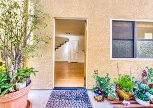 1040 N Gardner St in West Hollywood, CA - Building Photo - Building Photo