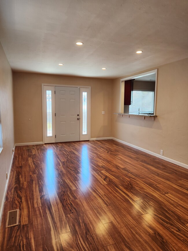 1605 Flores St in Seaside, CA - Building Photo - Building Photo