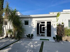 9007 NE 10th Ave in Miami, FL - Building Photo - Building Photo