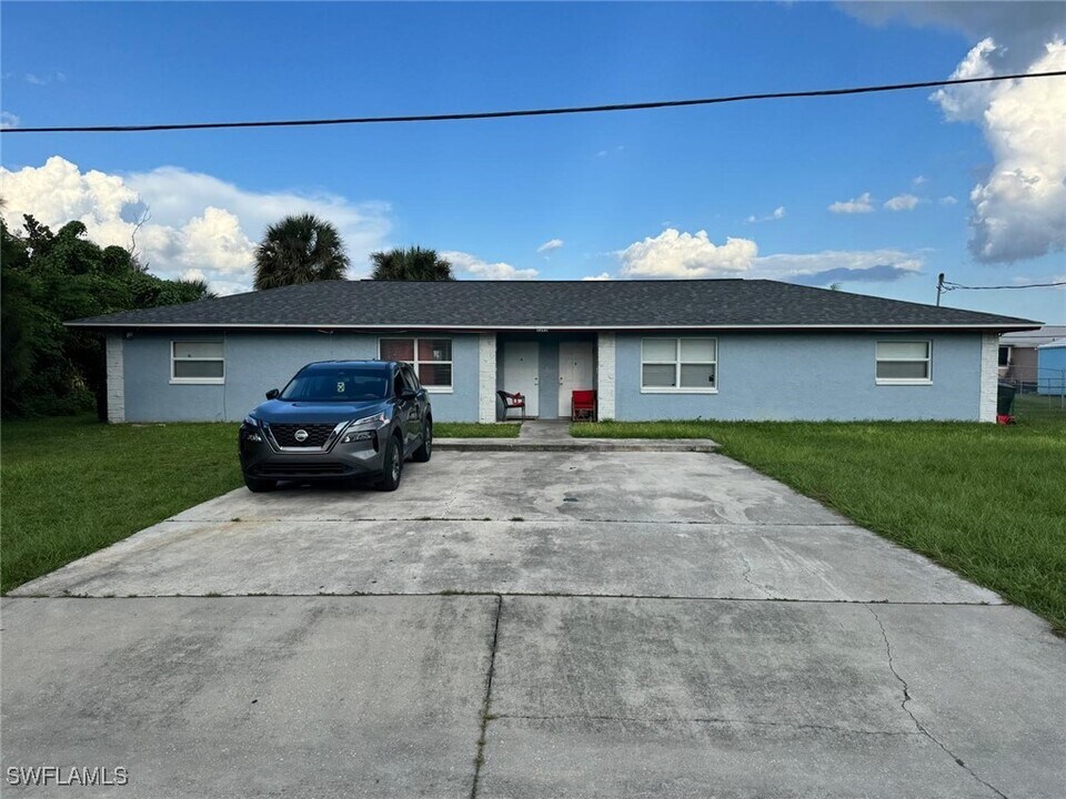 2265 Fountain St in Ft. Myers, FL - Building Photo