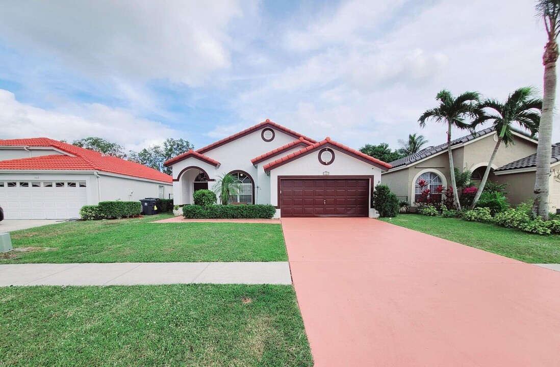 668 Lake Wellington Dr in Wellington, FL - Building Photo