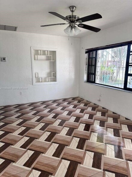 576 NW 147th St in Miami, FL - Foto de edificio - Building Photo