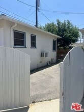 1134 N Avon St in Burbank, CA - Foto de edificio - Building Photo