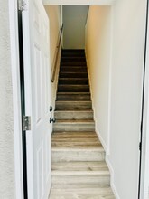 11552 Ruffner Ave, Unit Second Floor in Granada Hills, CA - Foto de edificio - Building Photo